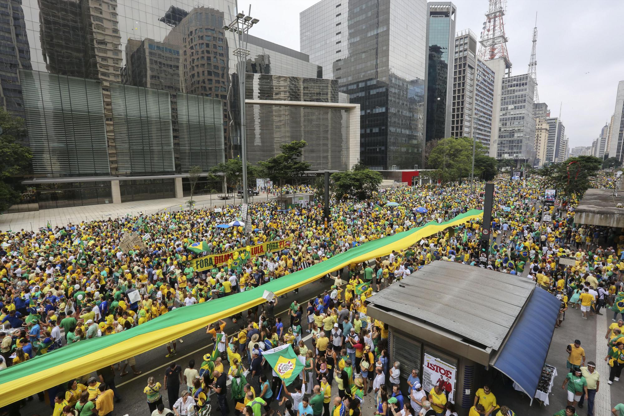  Manifestantes se reúnen en la avenida Paulista hoy, domingo 13 de marzo de 2016, en Sao Paulo (Brasil), para pedir la destitución de la presidenta brasileña Dilma Rousseff en Sao Paulo.