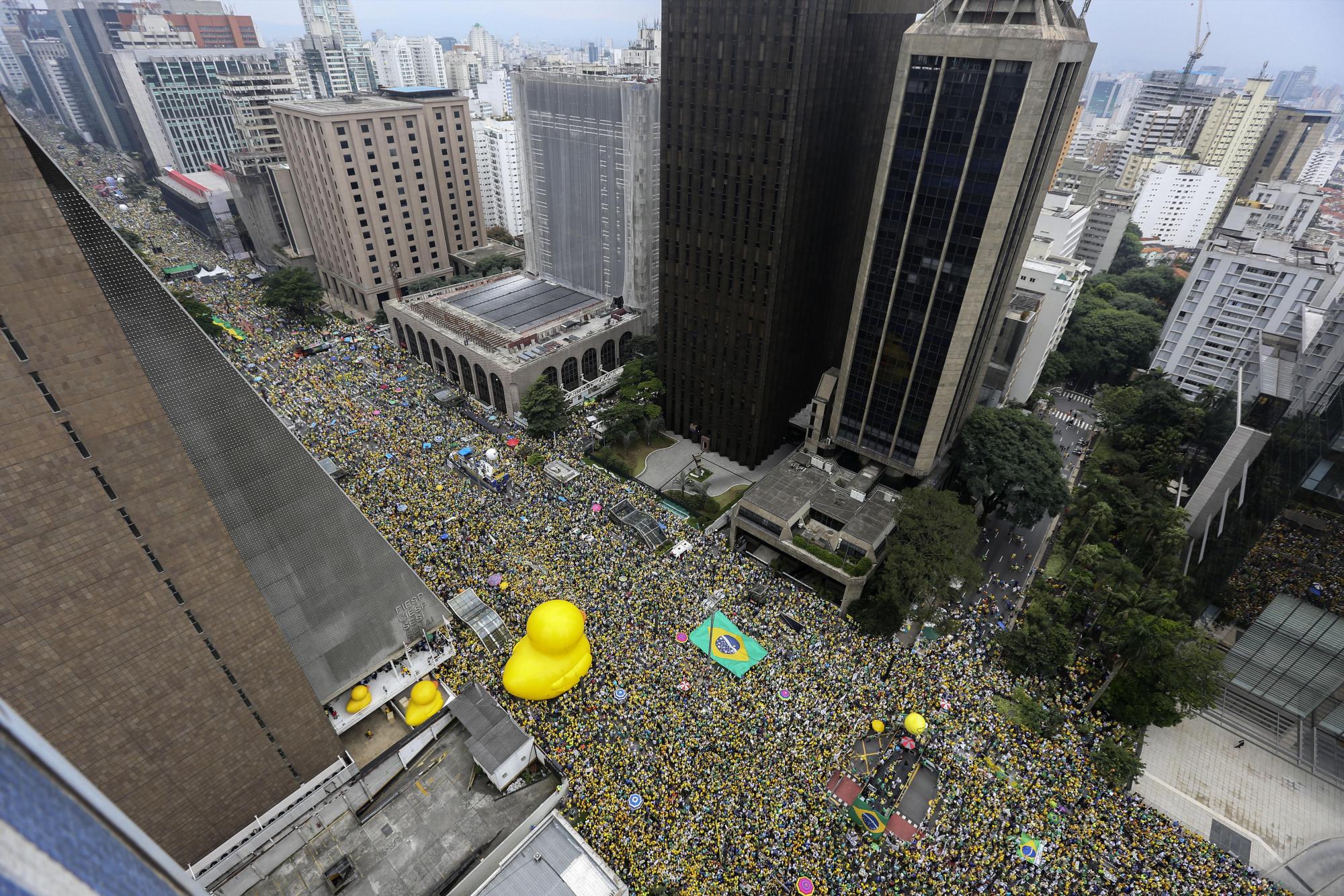 Manifestantes se reúnen en la avenida Paulista hoy, domingo 13 de marzo de 2016, en Sao Paulo (Brasil), para pedir la destitución de la presidenta brasileña Dilma Rousseff en Sao Paulo.