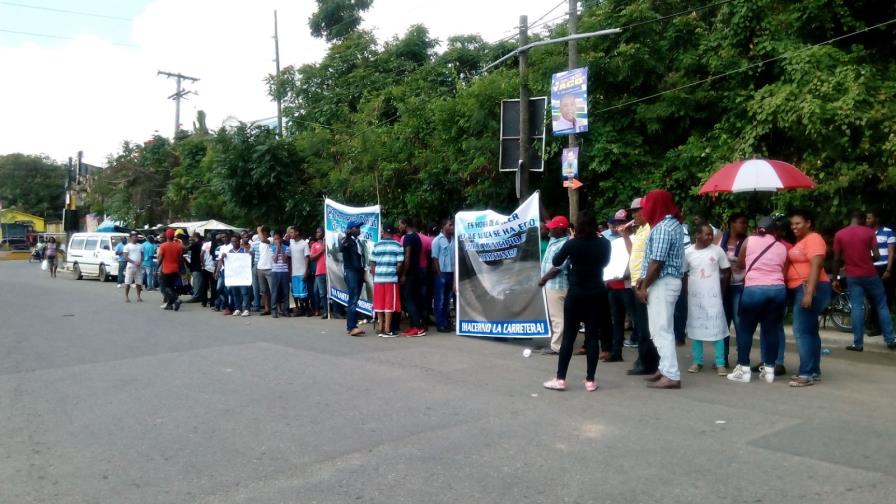 Protestan en distrito municipal Mamá Tingó por arreglo de carretera
