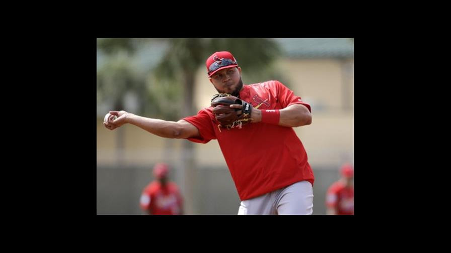 Recién operado, Peralta va a entrenamientos de Cardenales 