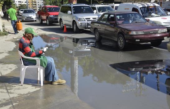 Charcos en la República de Colombia son la “Venecia” de nuestra capital
Charco en avenida República de Colombia, es la “Venecia” de República Dominicana 