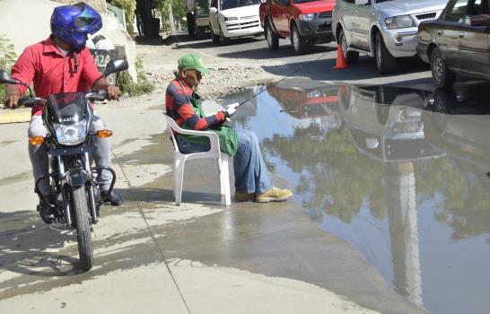 Charcos en la República de Colombia son la “Venecia” de nuestra capital
Charco en avenida República de Colombia, es la “Venecia” de República Dominicana 