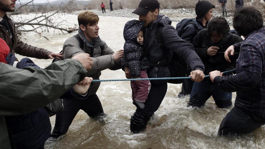 Refugiados desafían restricciones para llegar a Europa 