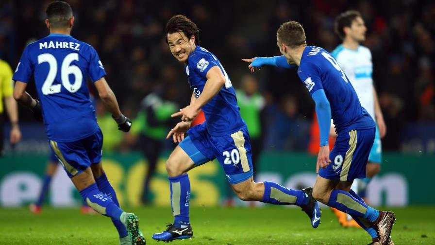 Gol de tijera de Okazaki sella victoria del líder Leicester 