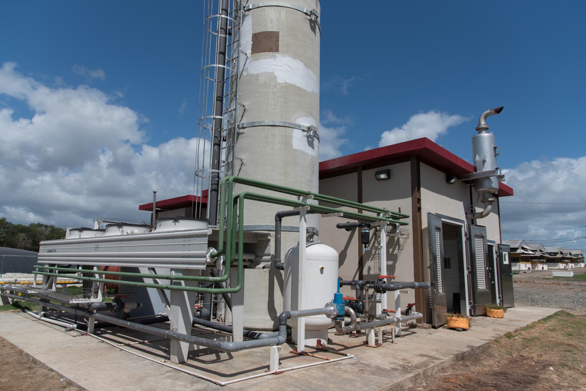 Planta que procesa los desechos de los animales para generar energía eléctrica en la granja.