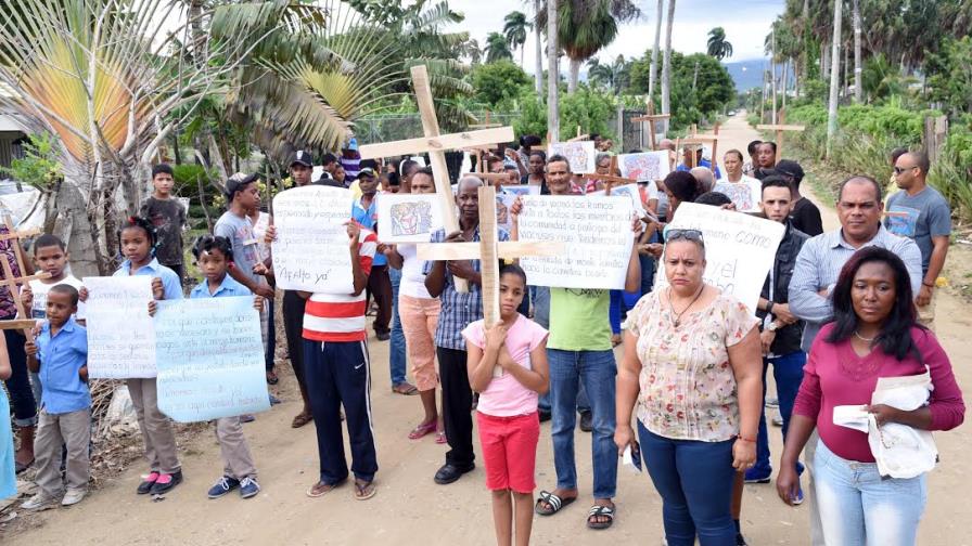Comunidad de Santiago realiza viacrucis para que le arreglen carretera