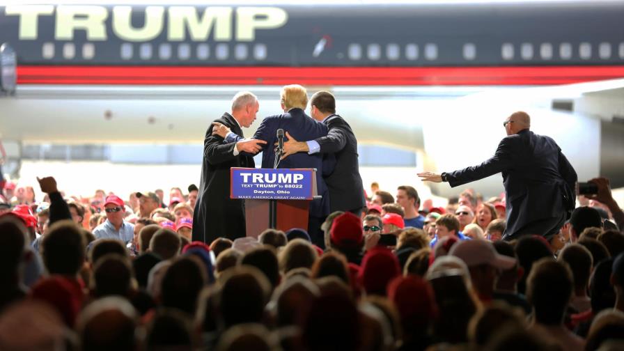 Cargos a hombre que intentó montarse en escenario de Trump 