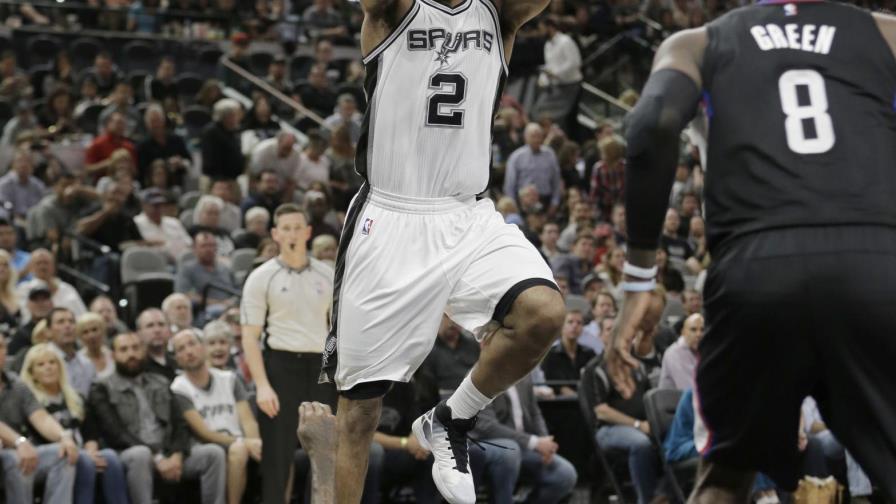 Los Spurs siguen indomables en su casa; derrotan a los Clippers