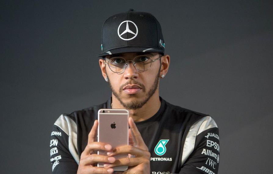 Investigan a Lewis Hamilton, por ‘selfie’ en moto 