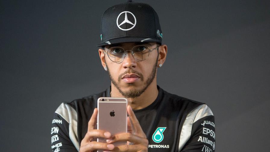 Investigan a Lewis Hamilton, por ‘selfie’ en moto 