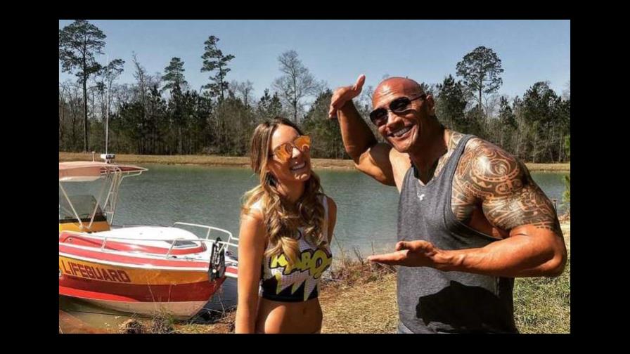 Belinda confirma participación en “Baywatch” con foto junto a “La Roca”