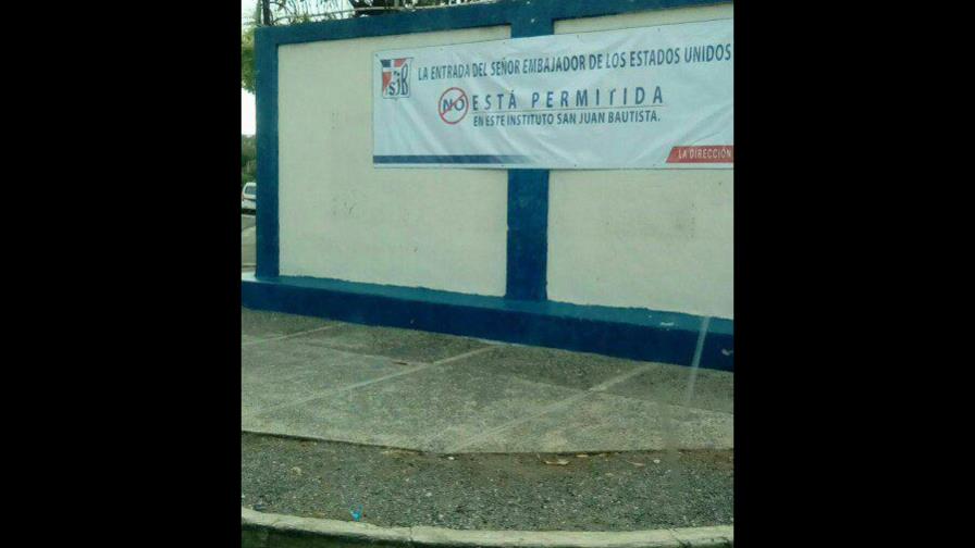 Candidata a diputada: “Maricones son más intolerantes”; tras vandalismo en letrero contra embajadores de EE.UU.