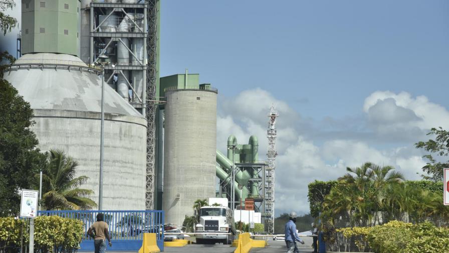 El presidente asiste a la expansión de una planta de cemento
Presidente asiste a expansión planta de cemento