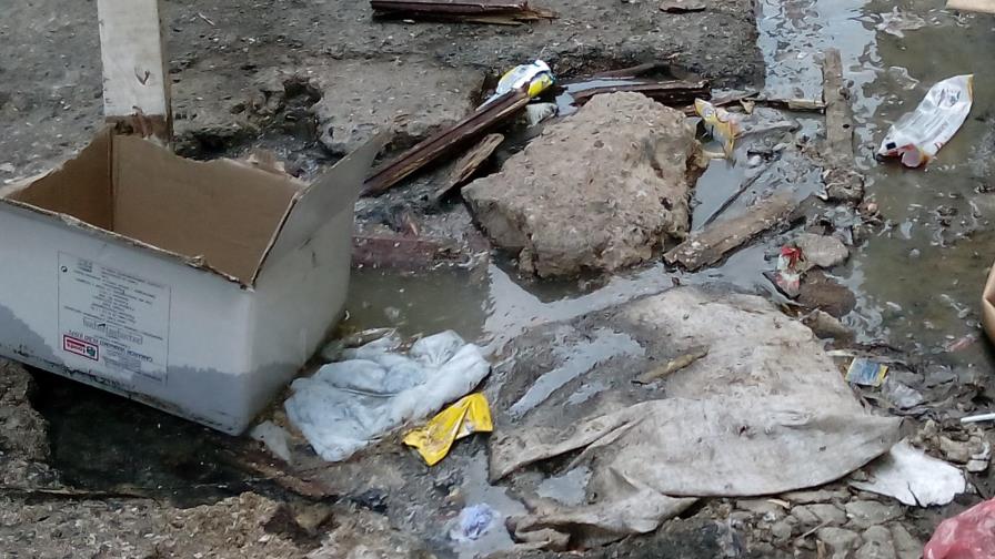 En la 27 de Febrero la materia fecal corre por contenes