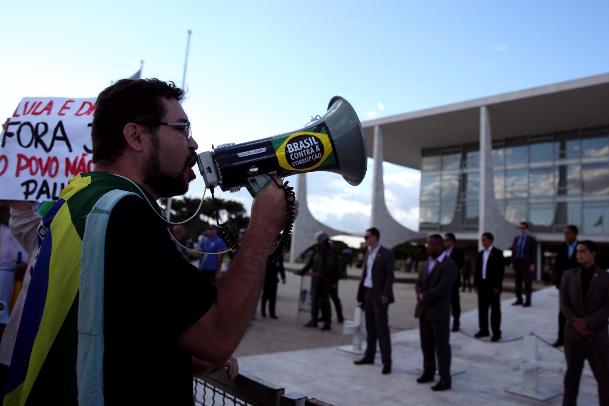 Manifestantes protestan contra el nombramiento del expresidente Luiz Inácio Lula da Silva como ministro de la Presidencia. 