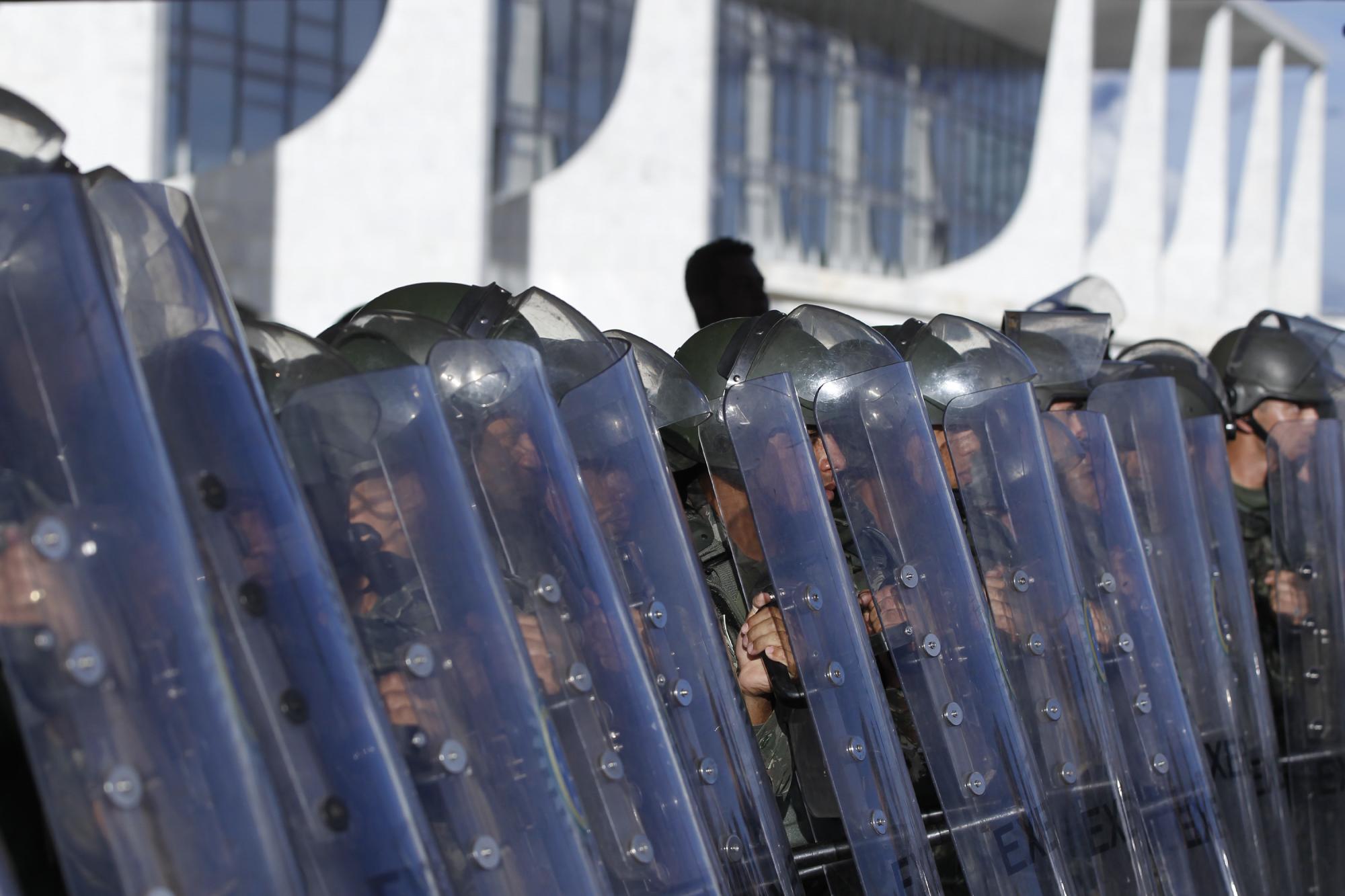 Agentes prestan guardia durante una manifestación contra el nombramiento del expresidente Luiz Inácio Lula da Silva.