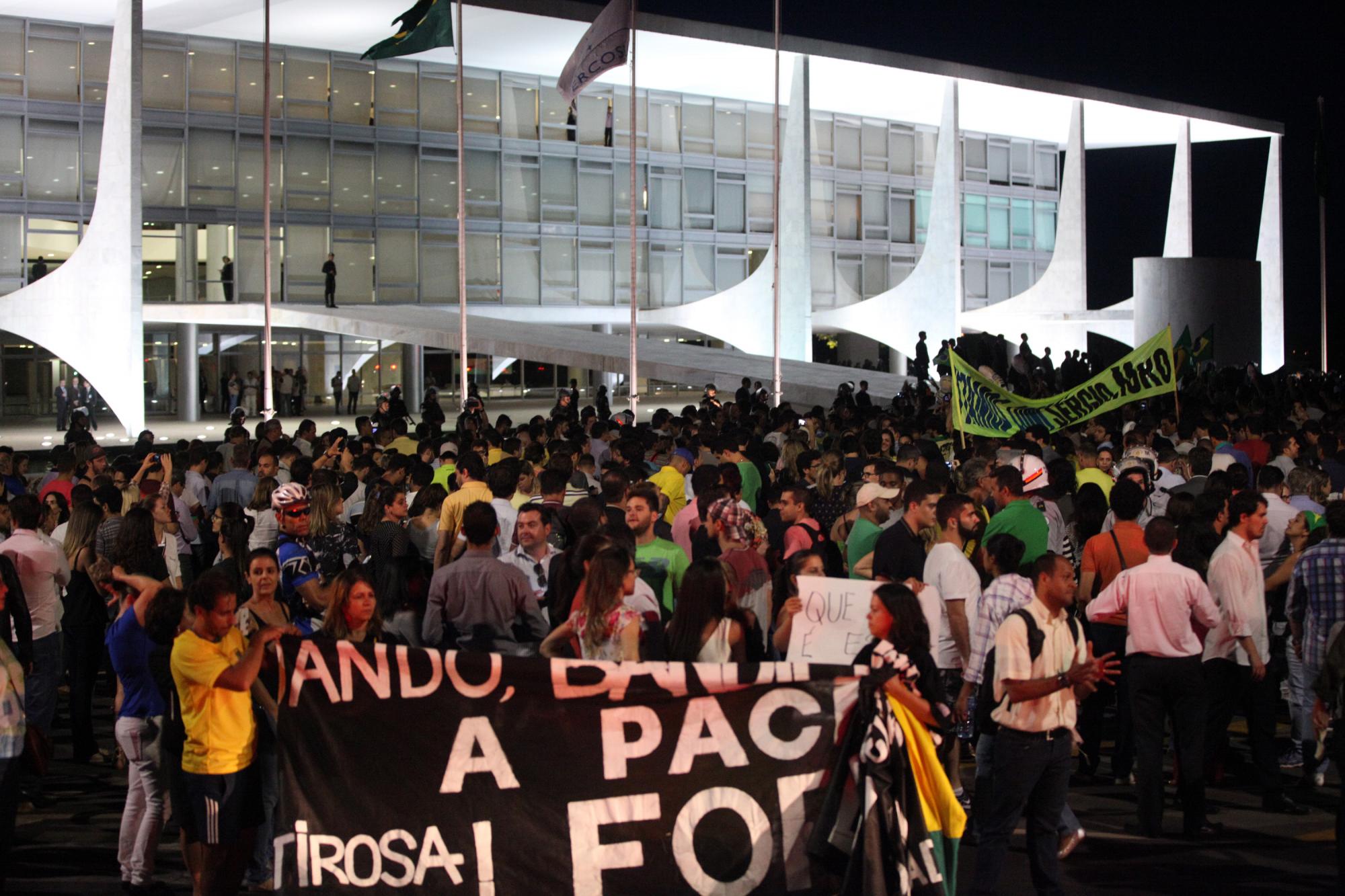 Manifestantes protestan contra el nombramiento del expresidente Luiz Inácio Lula da Silva frente al Palacio de Planalto, en Brasilia.