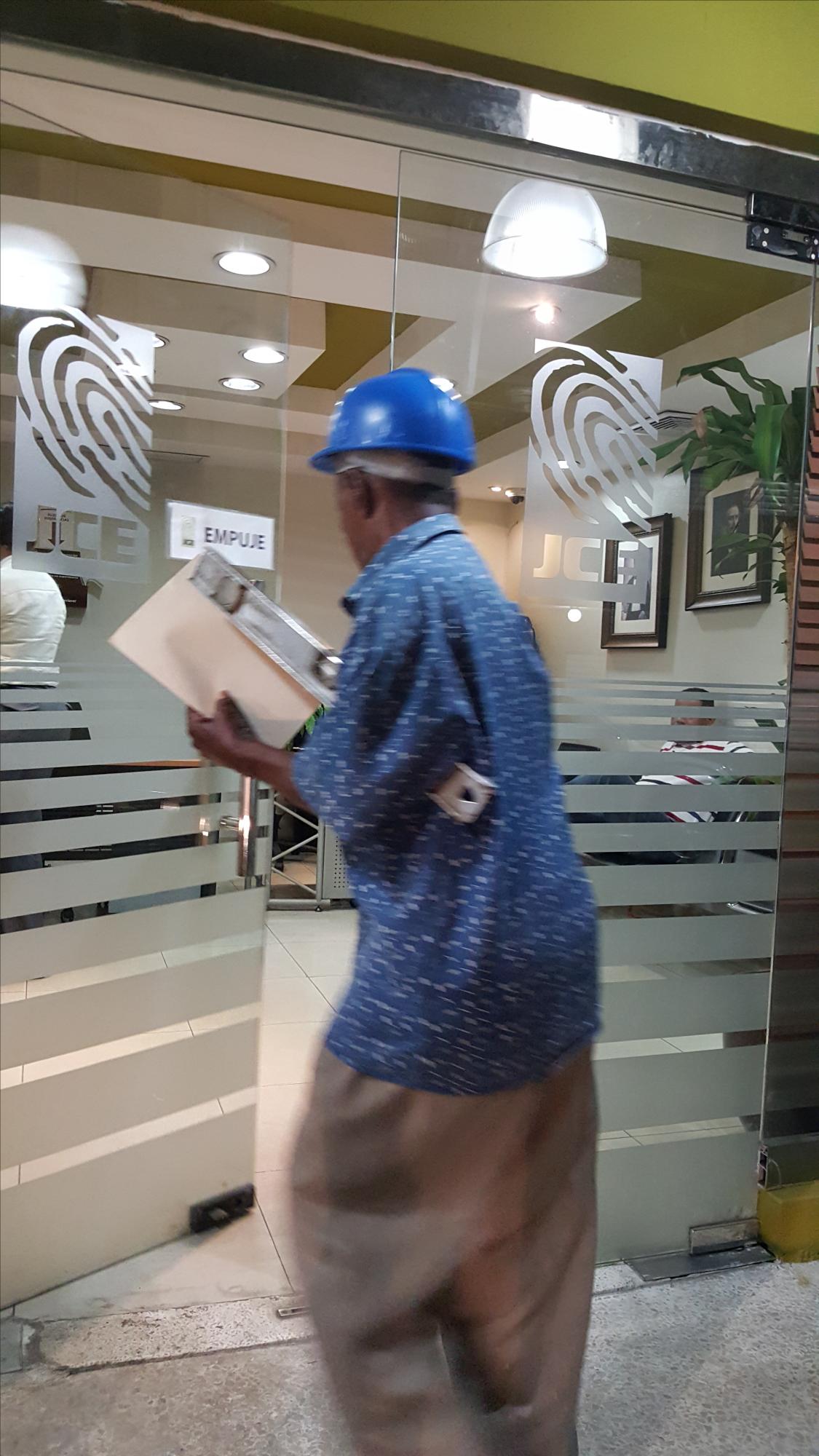 Lachapell saliendo de la JCE