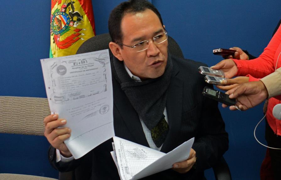 Fiscal: expareja de Morales presentó certificado falso de nacimiento de niño