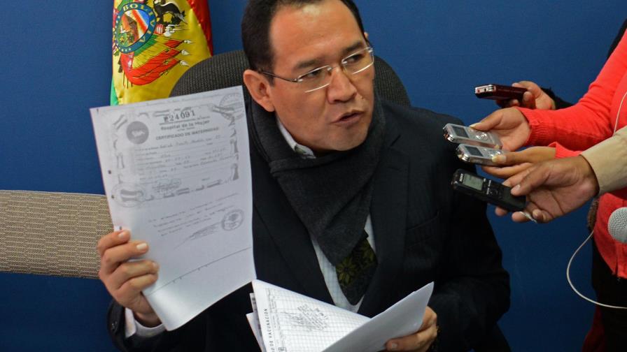 Fiscal: expareja de Morales presentó certificado falso de nacimiento de niño