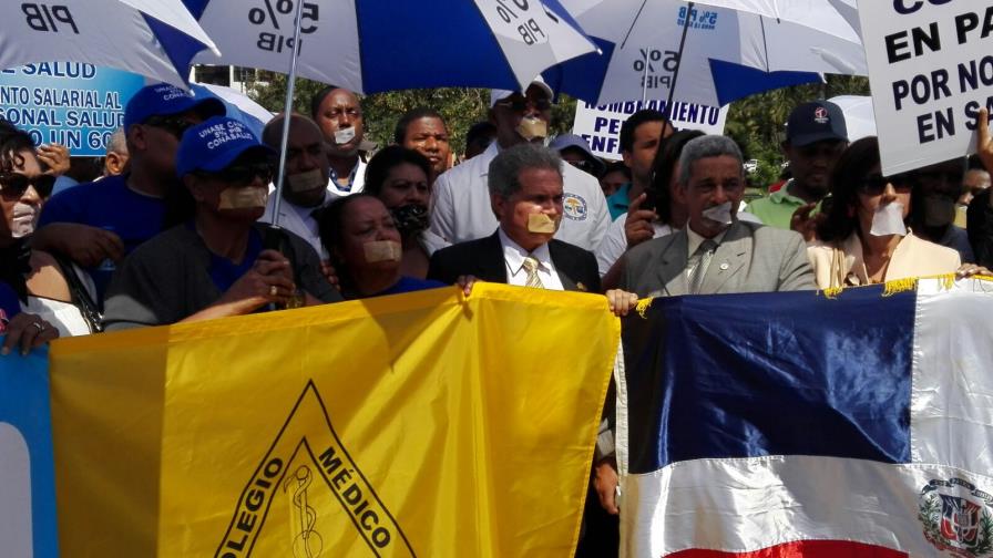 Médicos realizan vigilia frente al Palacio Nacional