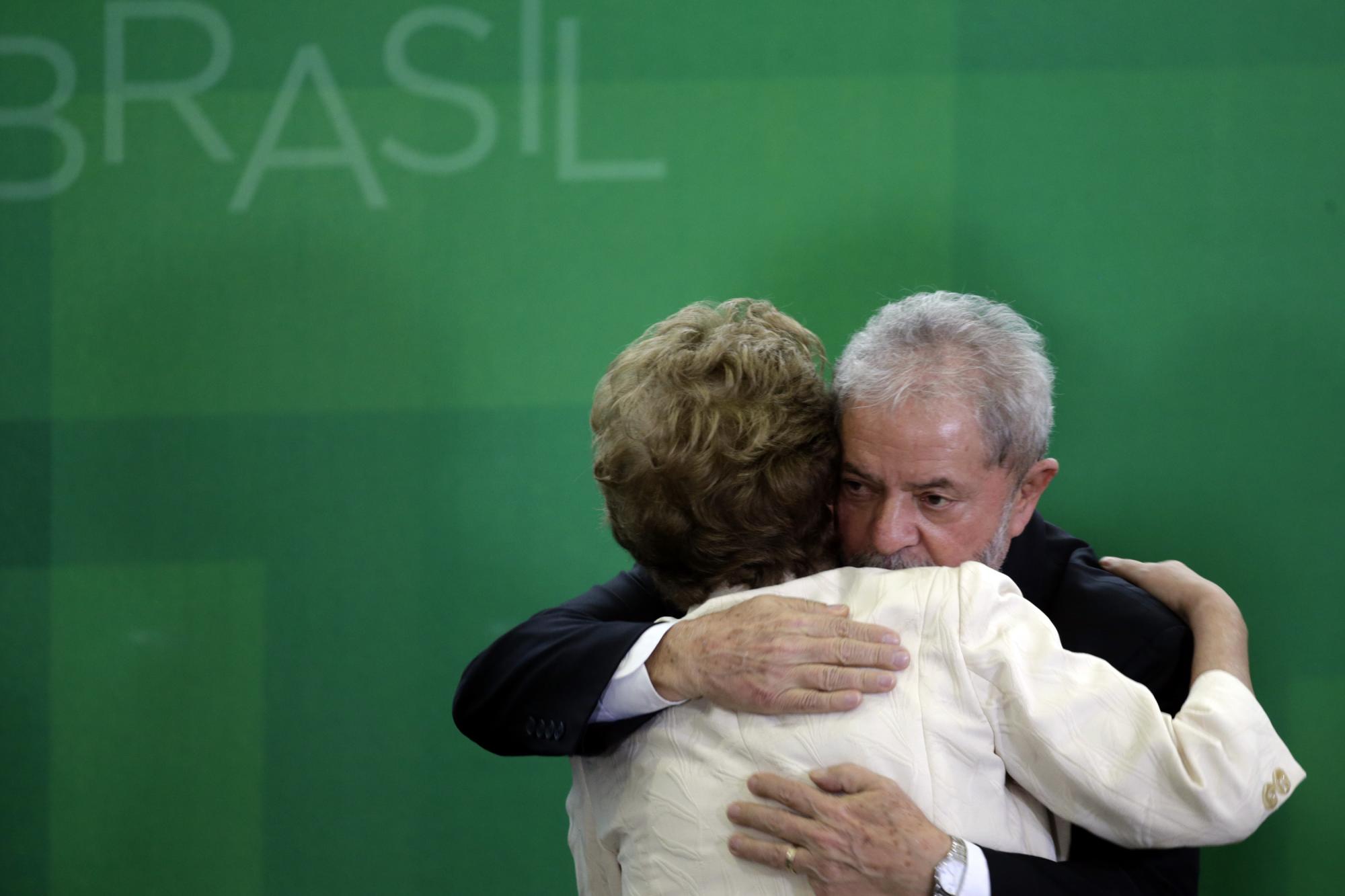 La presidenta brasileña, Dilma Rousseff (i) se funde en un abrazo con el expresidente y nuevo ministro de Estado y Casa Civil de la Presidencia de la República Luiz Inácio Lula da Silva.