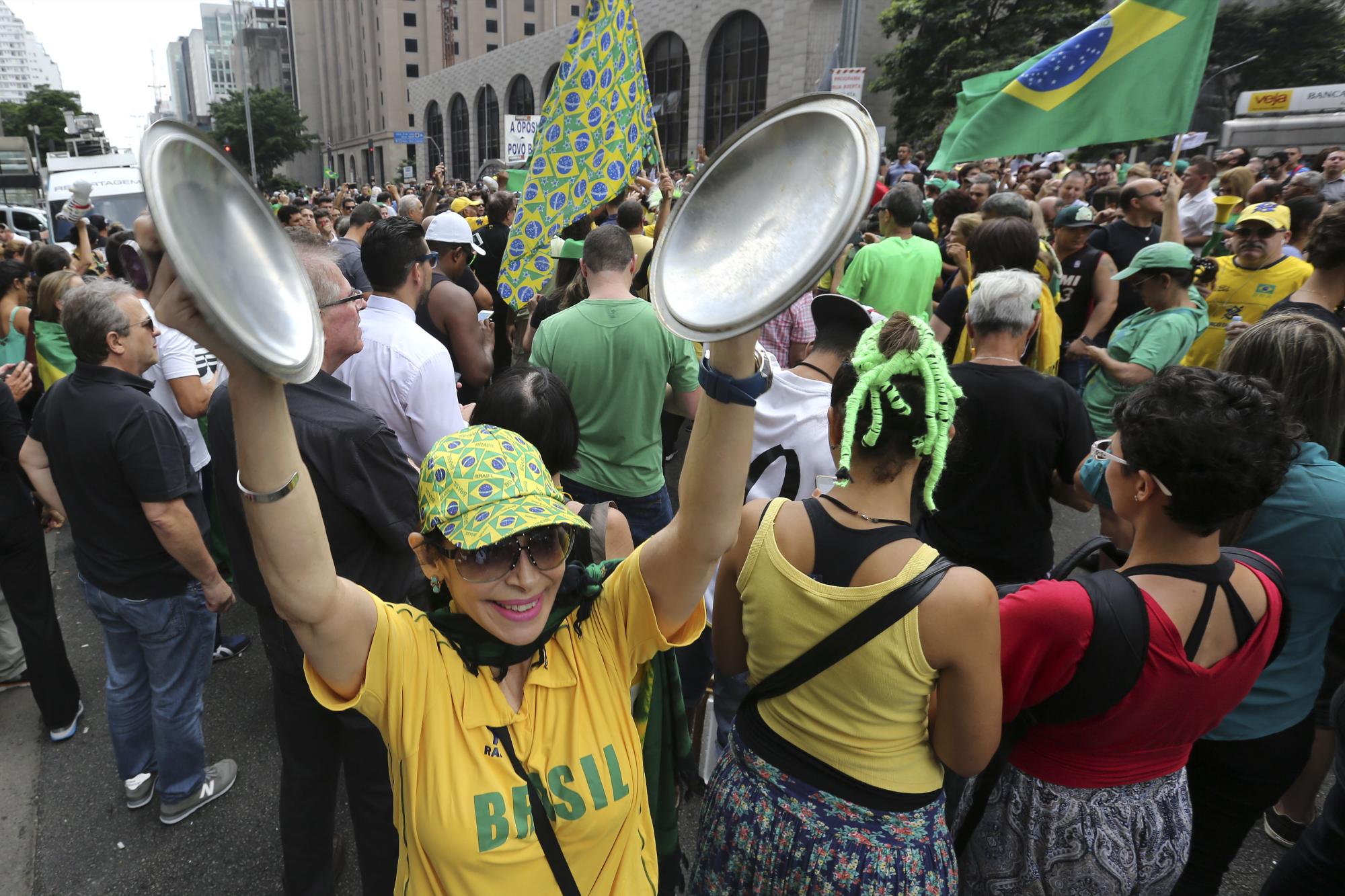 Manifestantes protestan contra el nombramiento del expresidente Luiz Inácio Lula da Silva como ministro de la Presidencia ayer, miércoles 17 de marzo de 2016, en la Avenida Paulista de Sao Paulo (Brasil).  