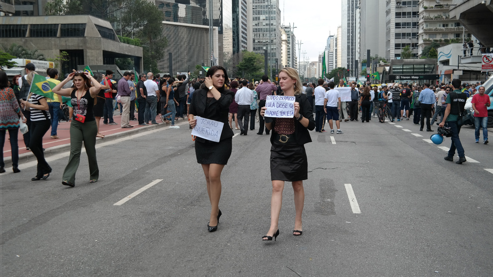 Manifestantes se congregan a lo largo de la avenida Paulista, en Sao Paulo, para protestar contra el nombramiento del expresidente Luis Inacio Lula da Silva como jefe de gabinete de la presidencia. 