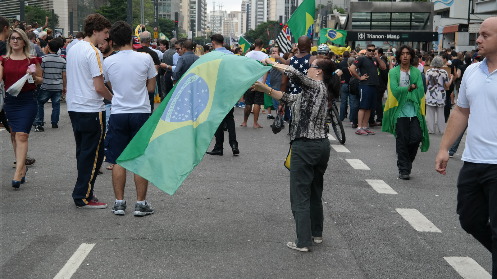 Manifestantes se congregan a lo largo de la avenida Paulista, en Sao Paulo, para protestar contra el nombramiento del expresidente Luis Inacio Lula da Silva como jefe de gabinete de la presidencia. 