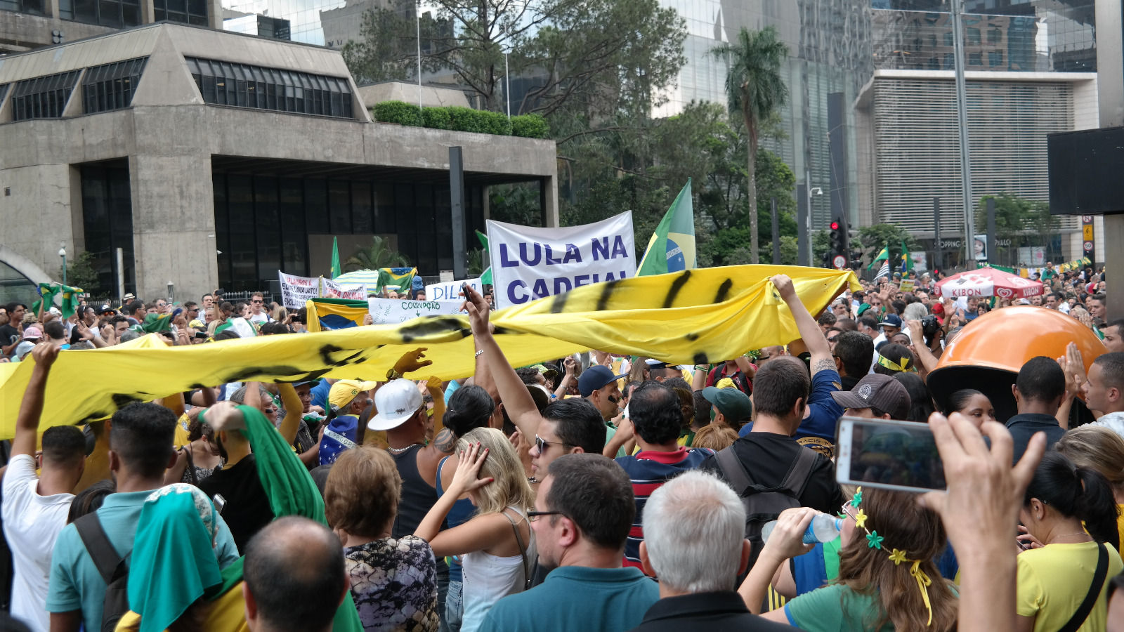 Manifestantes se congregan a lo largo de la avenida Paulista, en Sao Paulo, para protestar contra el nombramiento del expresidente Luis Inacio Lula da Silva como jefe de gabinete de la presidencia.  