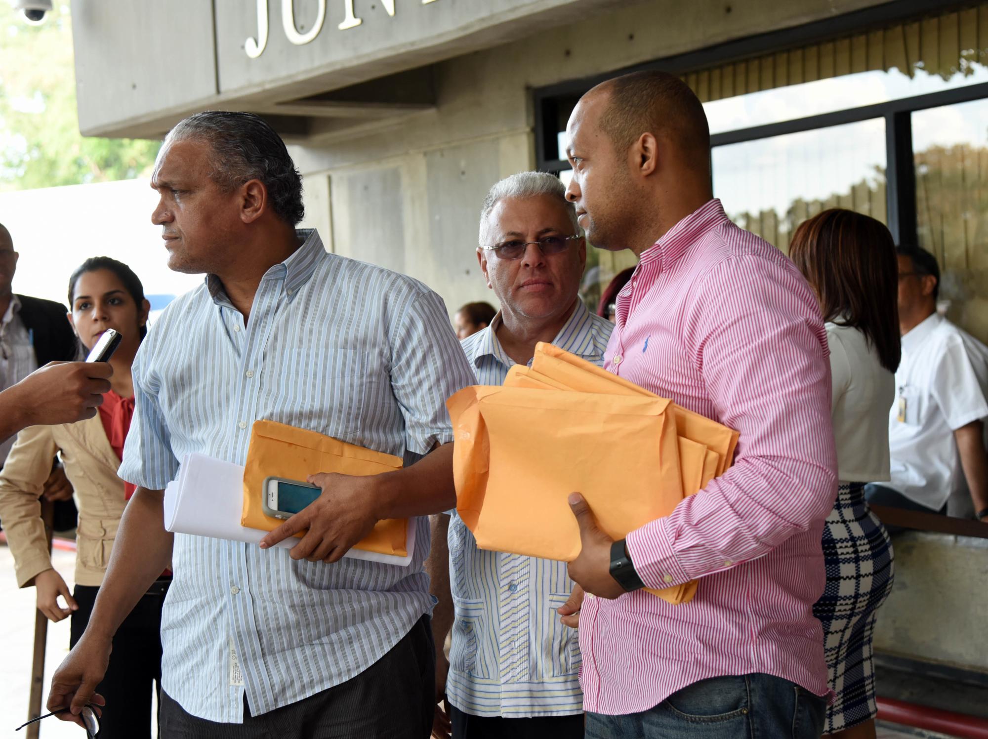 Los delegados del PRD en Santiago inscriben sus candidatos.