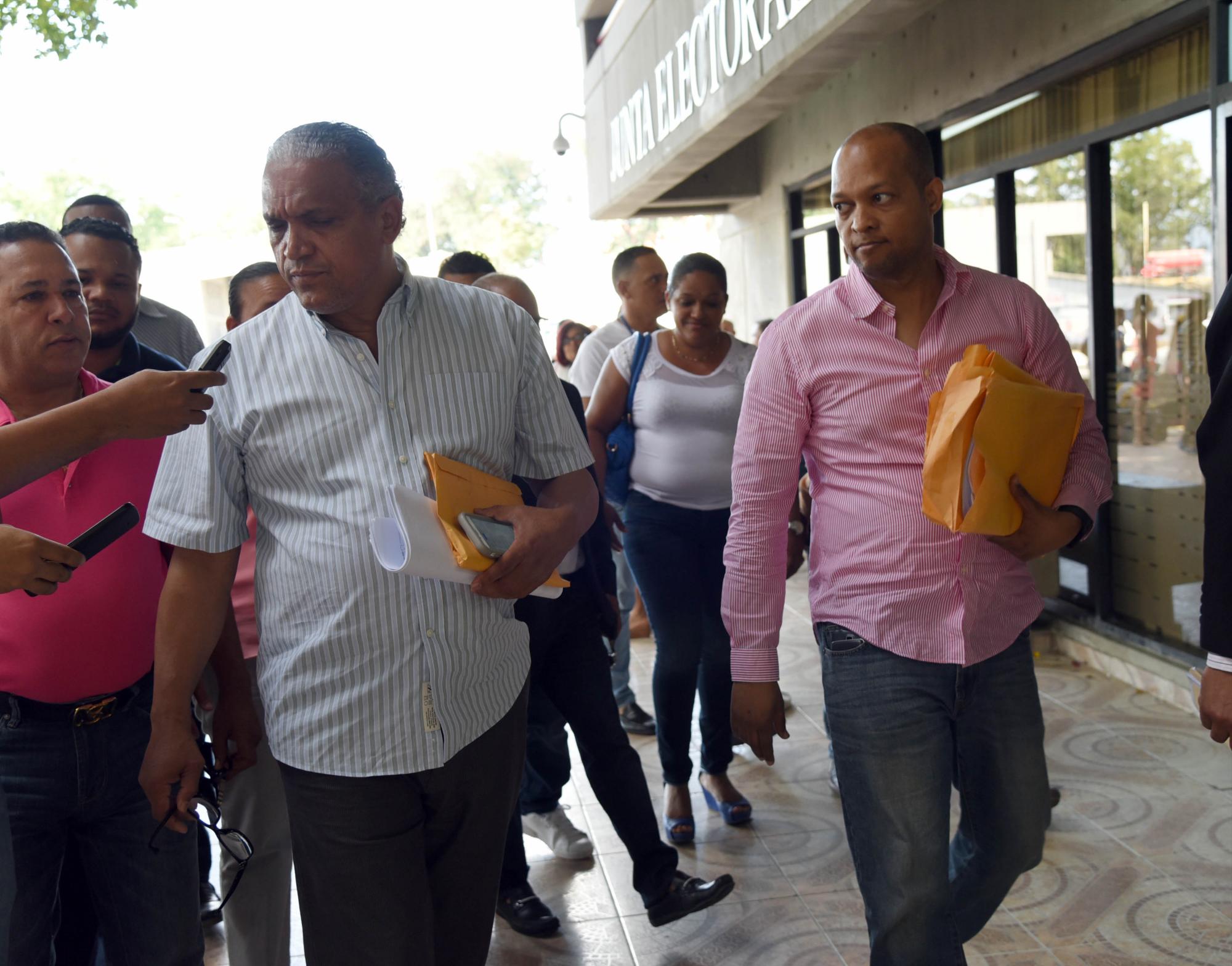 Los delegados del PRD en Santiago inscriben sus candidatos. 
