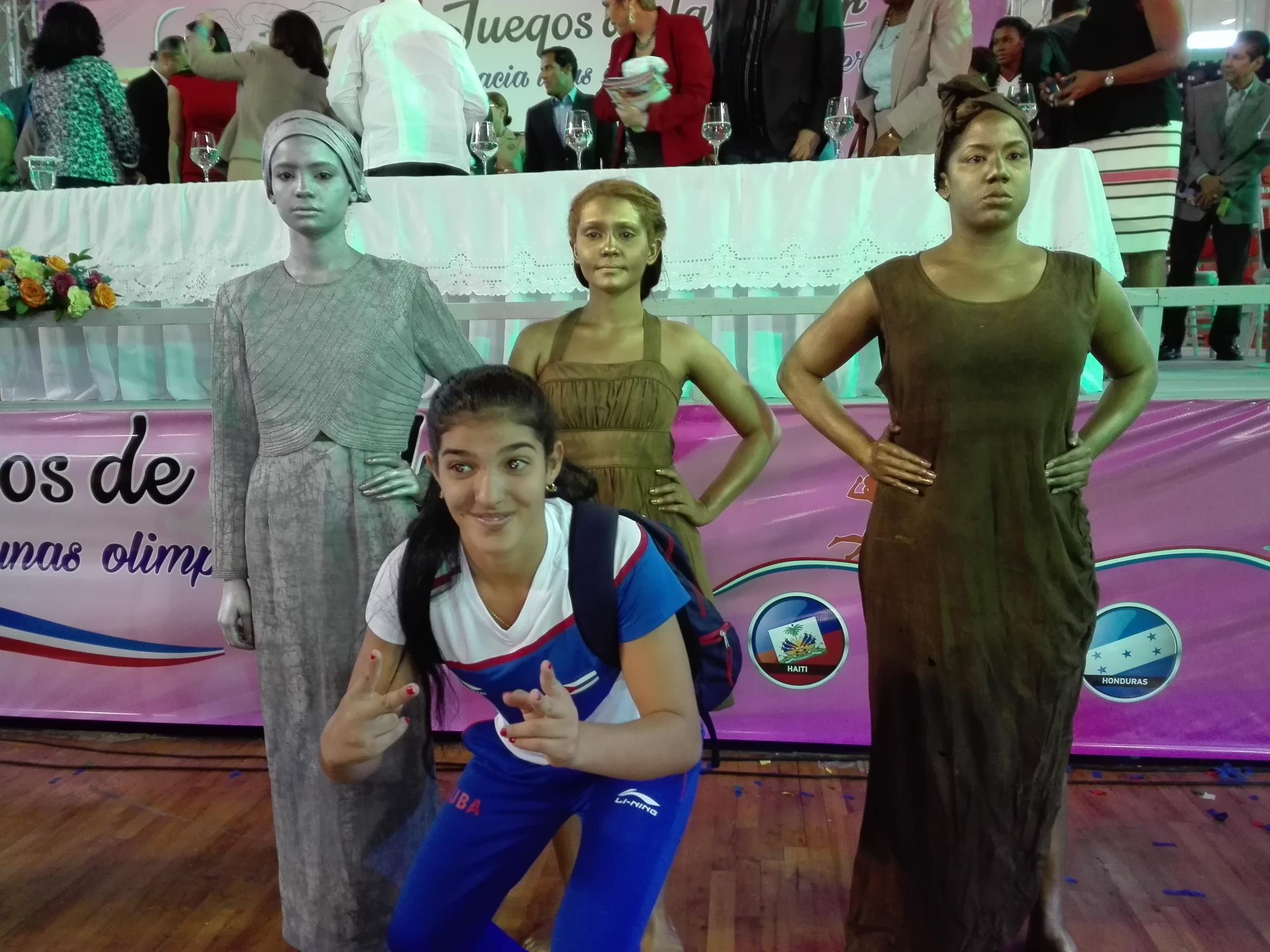 Una representante de Cuba quedó impactada con la estatuas humanas y aprovechó para una foto. Una representante de Cuba quedó impactada con la estatuas humanas y aprovechó para una foto.