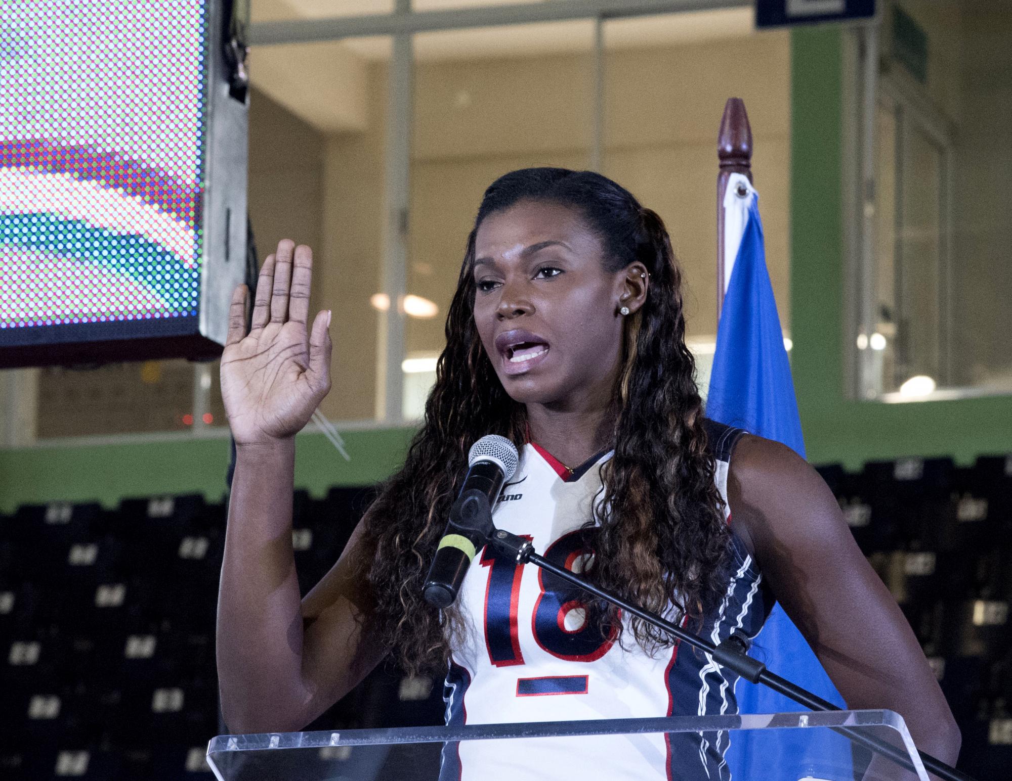 La capitana de la selección nacional de voleibol, Bethania de la Cruz, tomó el juramento a los atletas. La capitana de la selección nacional de voleibol, Bethania de la Cruz, tomó el juramento a los atletas.