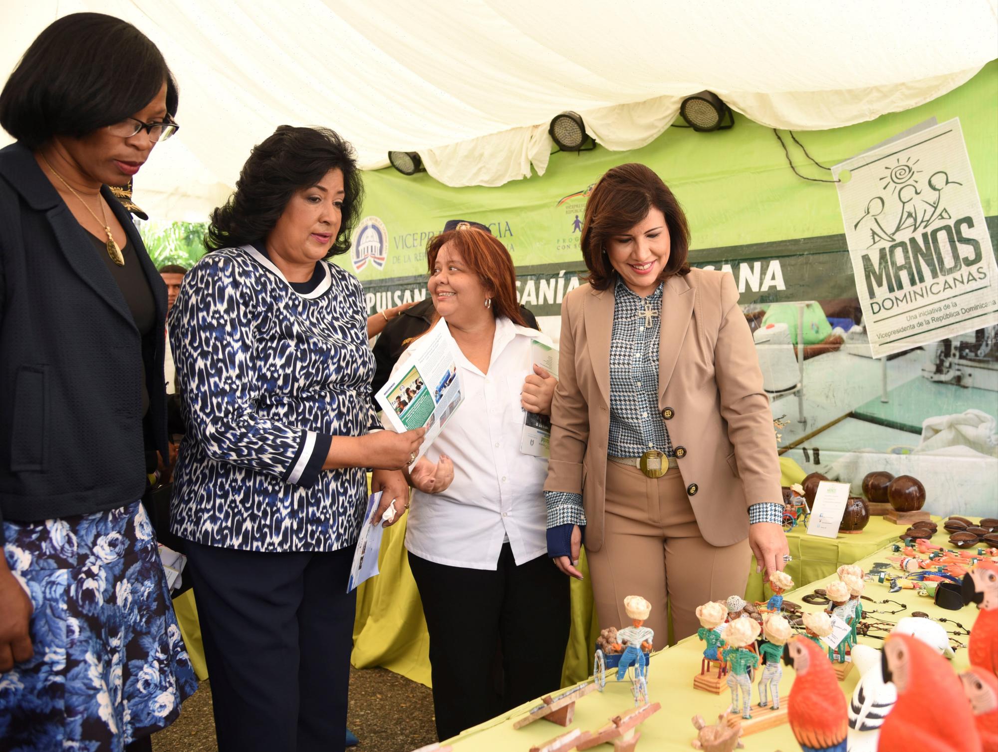 La vicepresidenta, a la derecha, se dejó impactar por la artesanía que se exhibe en la parte frontal del Palacio Nacional de Voleibol. A la izquierda, la directora de la Oficina de Género del Ministerio de Deportes, Teresa Durán y luego Cristina Lizardo. La vicepresidenta, a la derecha, se dejó impactar por la artesanía que se exhibe en la parte frontal del Palacio Nacional de Voleibol. A la izquierda, la directora de la Oficina de Género del Ministerio de Deportes, Teresa Durán y luego Cristina Lizardo.