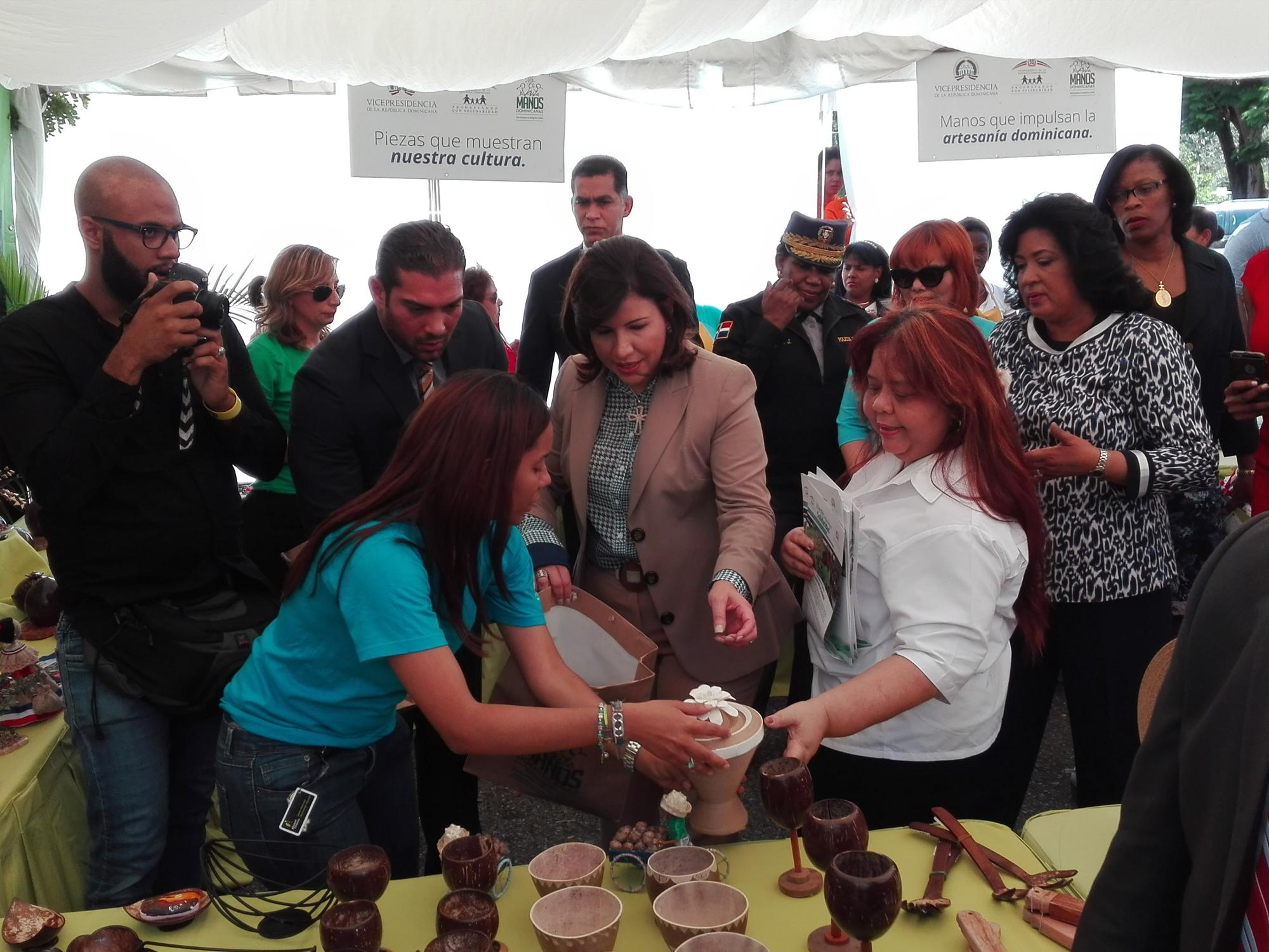 Lo primero fue ver y luego finalmente adquirió en esa tienda, Manos Dominicana, un programa nacional de desarrollo de artesanía que lleva a cabo el Despacho de la Vicepresidencia. Lo primero fue ver y luego finalmente adquirió en esa tienda, Manos Dominicana, un programa nacional de desarrollo de artesanía que lleva a cabo el Despacho de la Vicepresidencia.