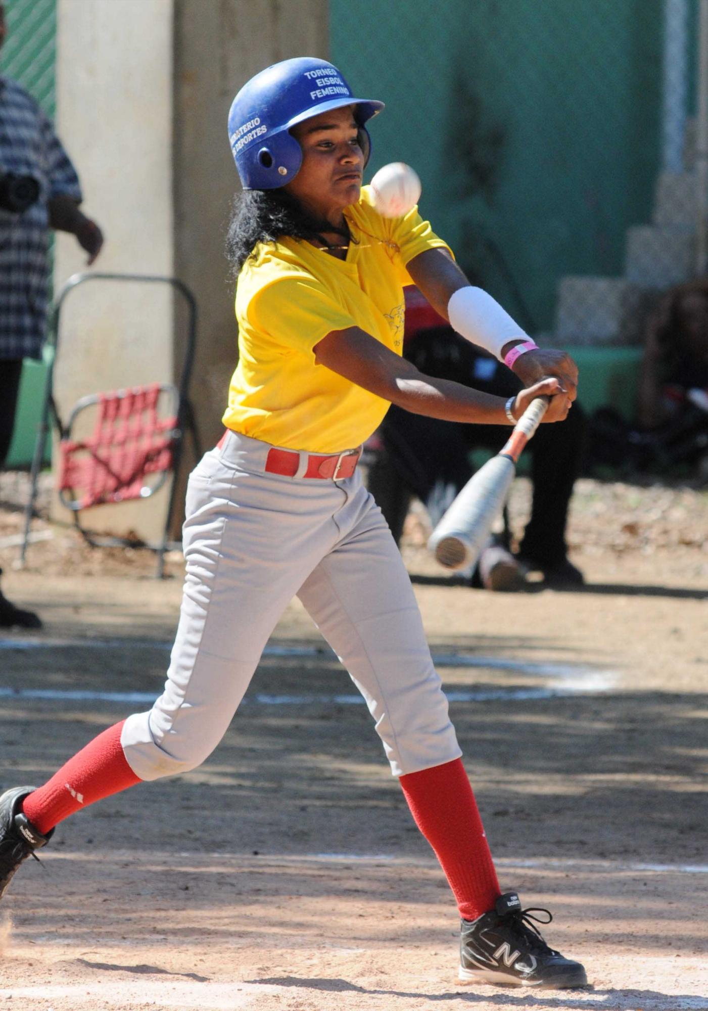 Y luego llegó el momento de competir. El béisbol femenino está en competencia en estos Juegos Deportivo de la Mujer. Algo que ocurre por primera vez y un deporte que promueve el Ministerio de Deportes. Y luego llegó el momento de competir. El béisbol femenino está en competencia en estos Juegos Deportivo de la Mujer. Algo que ocurre por primera vez y un deporte que promueve el Ministerio de Deportes.