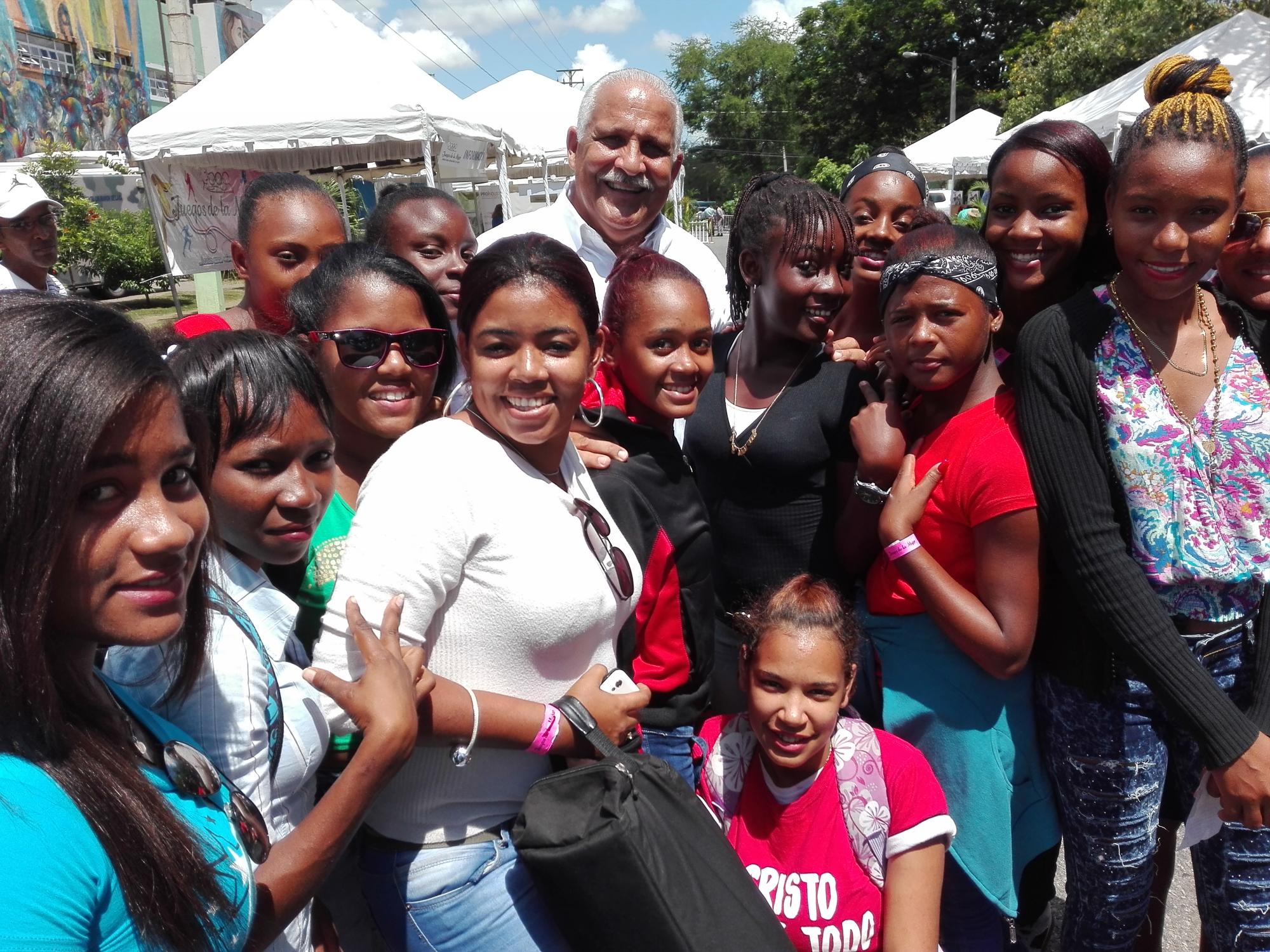 El ministro de Deportes, Jaime David Fernández Mirabal, se deja acompañar del equipo de fútbol de La Romana. El ministro de Deportes, Jaime David Fernández Mirabal, se deja acompañar del equipo de fútbol de La Romana.
