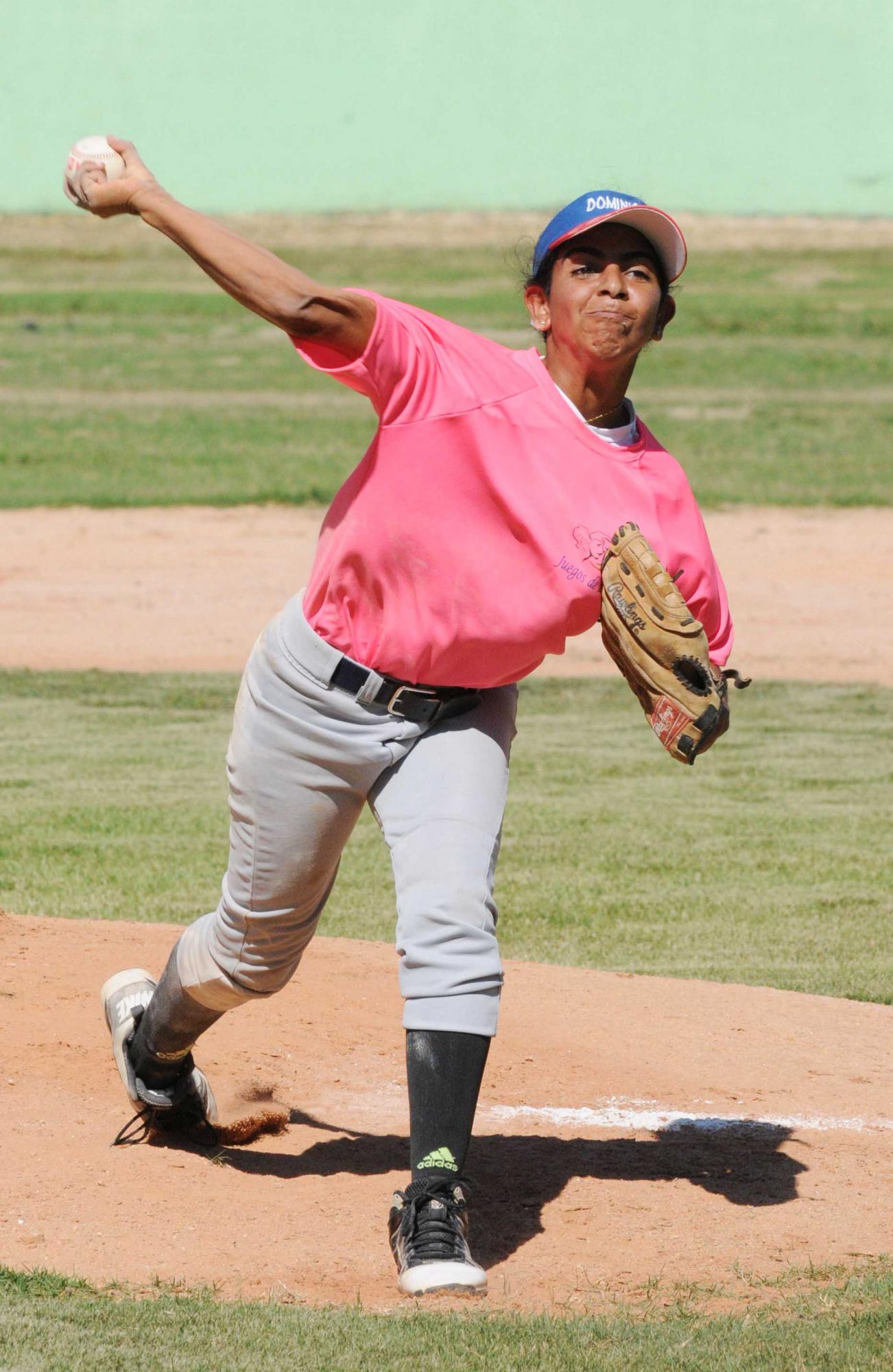 El béisbol femenino busca su espacio y de hecho ya antes de los Juegos se hizo un campeonato nacional. La lanzadora Yoaira Guerrero realiza un lanzamiento. El béisbol femenino busca su espacio y de hecho ya antes de los Juegos se hizo un campeonato nacional. La lanzadora Yoaira Guerrero realiza un lanzamiento.