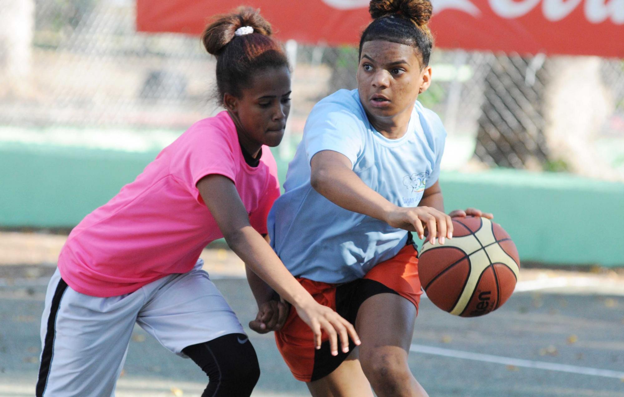 Lo mismo con el baloncesto femenino. Las chicas muestran sus habilidades en las canchas abiertas del Centro Olímpico Juan Pablo Duarte. Lo mismo con el baloncesto femenino. Las chicas muestran sus habilidades en las canchas abiertas del Centro Olímpico Juan Pablo Duarte.