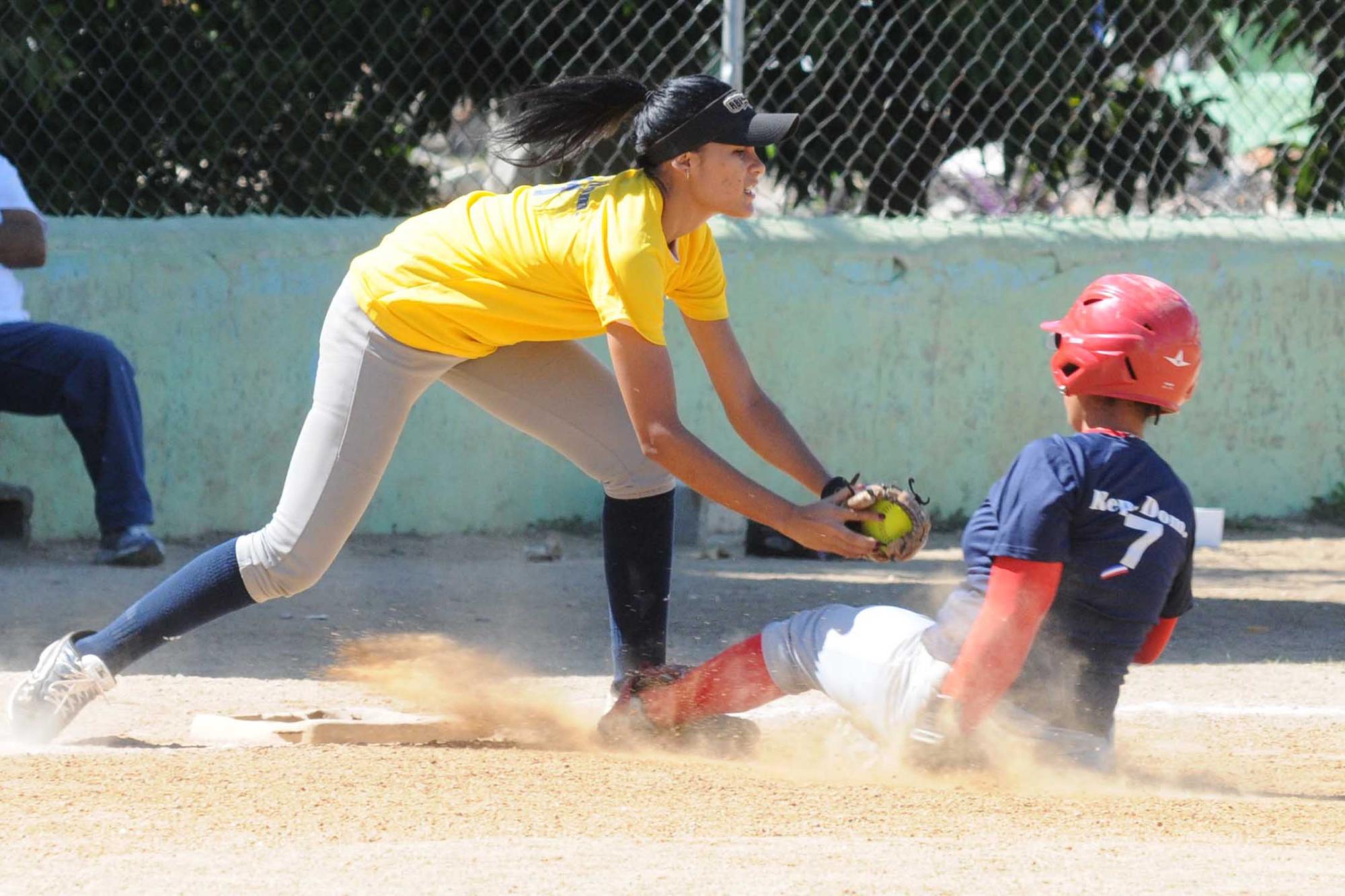 Esmeraldy Jiménez fue out en la antesala en un partido de softbol. Esmeraldy Jiménez fue out en la antesala en un partido de softbol.
