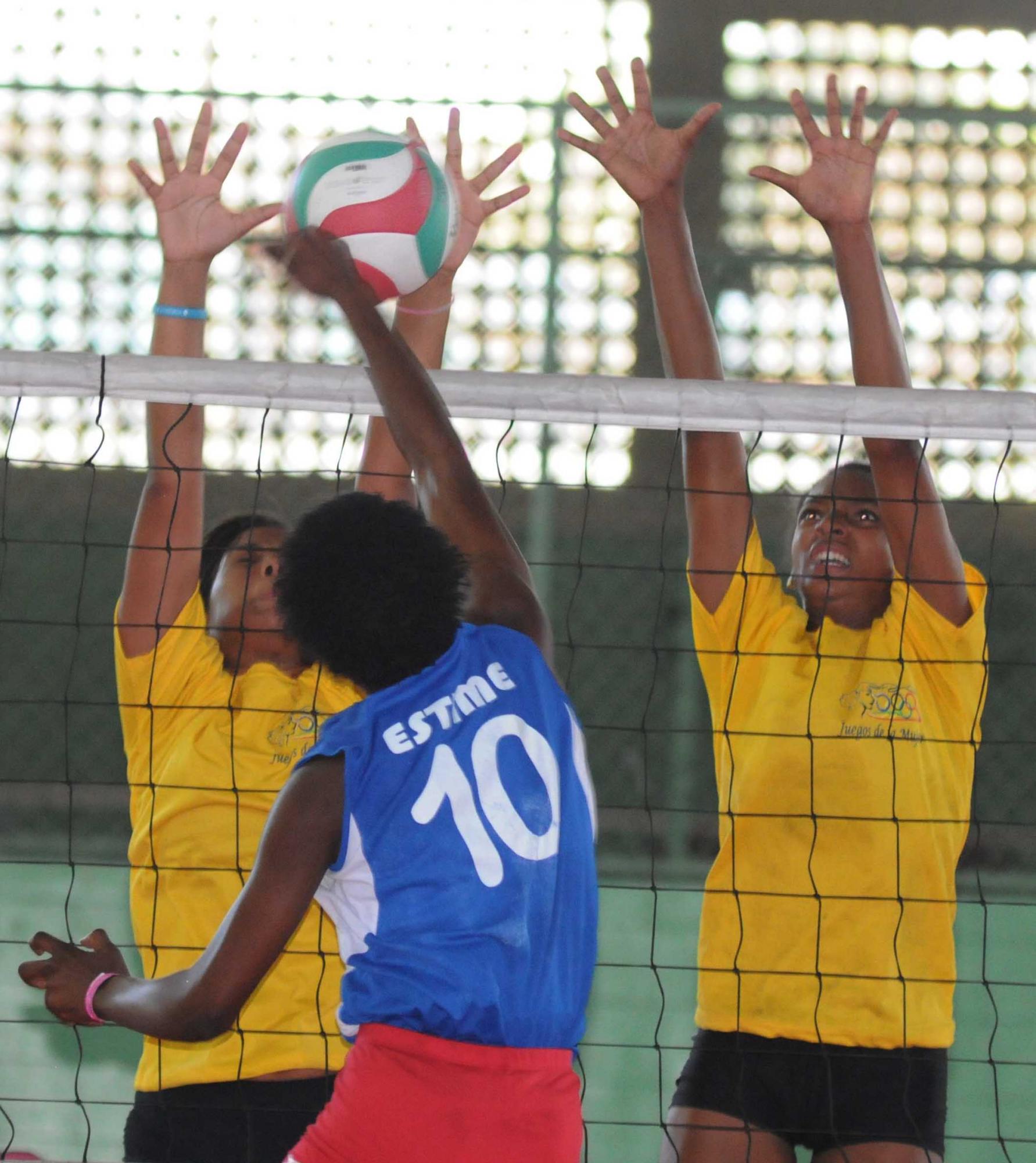 El voleibol femenino es tradicional entre las damas, pero además uno de los que más se juega en todo el país. Con razón no podía faltar. Se juega en el Pabellón de Voleibol. El voleibol femenino es tradicional entre las damas, pero además uno de los que más se juega en todo el país. Con razón no podía faltar. Se juega en el Pabellón de Voleibol.