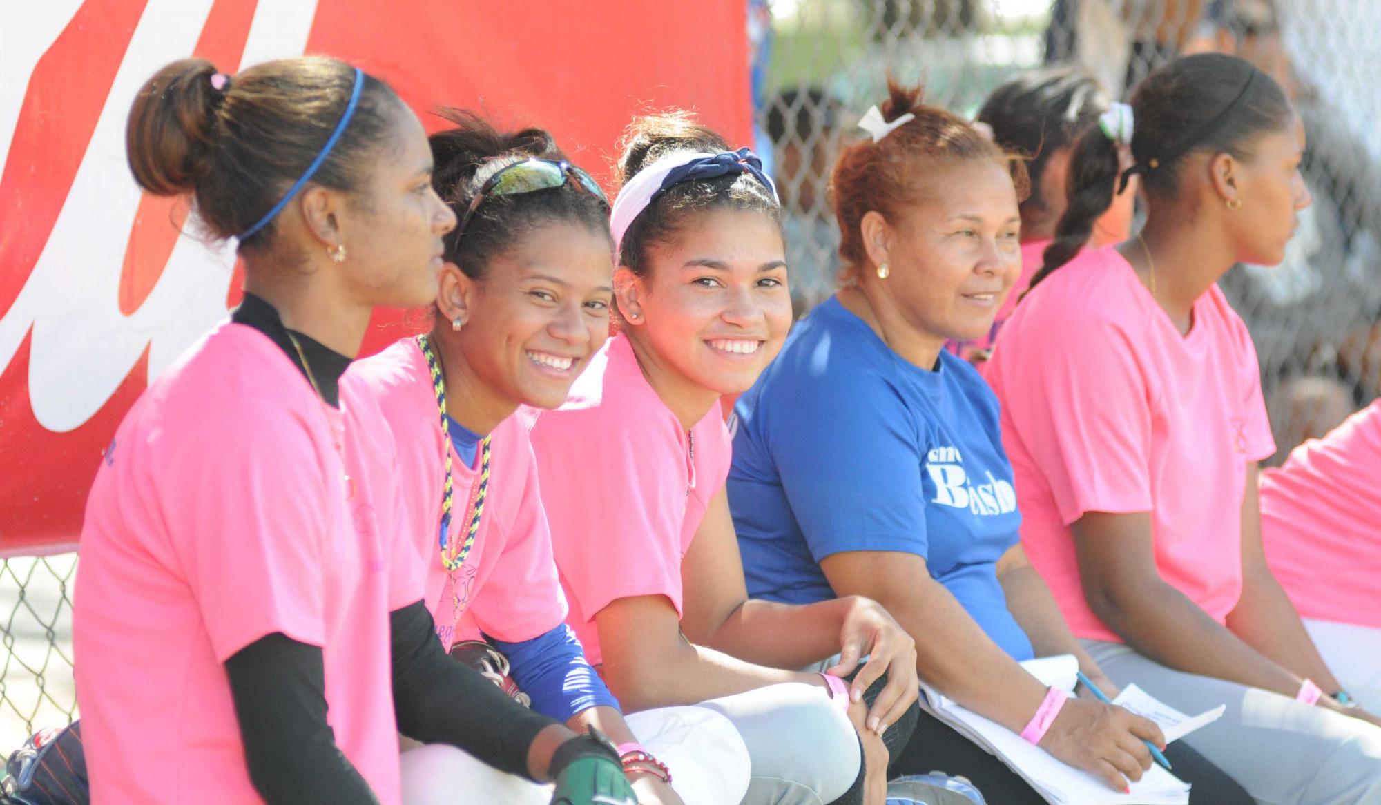 No todo es competencia. Las chicas aprovechan un momento para prestar una sonrisa. No todo es competencia. Las chicas aprovechan un momento para prestar una sonrisa.