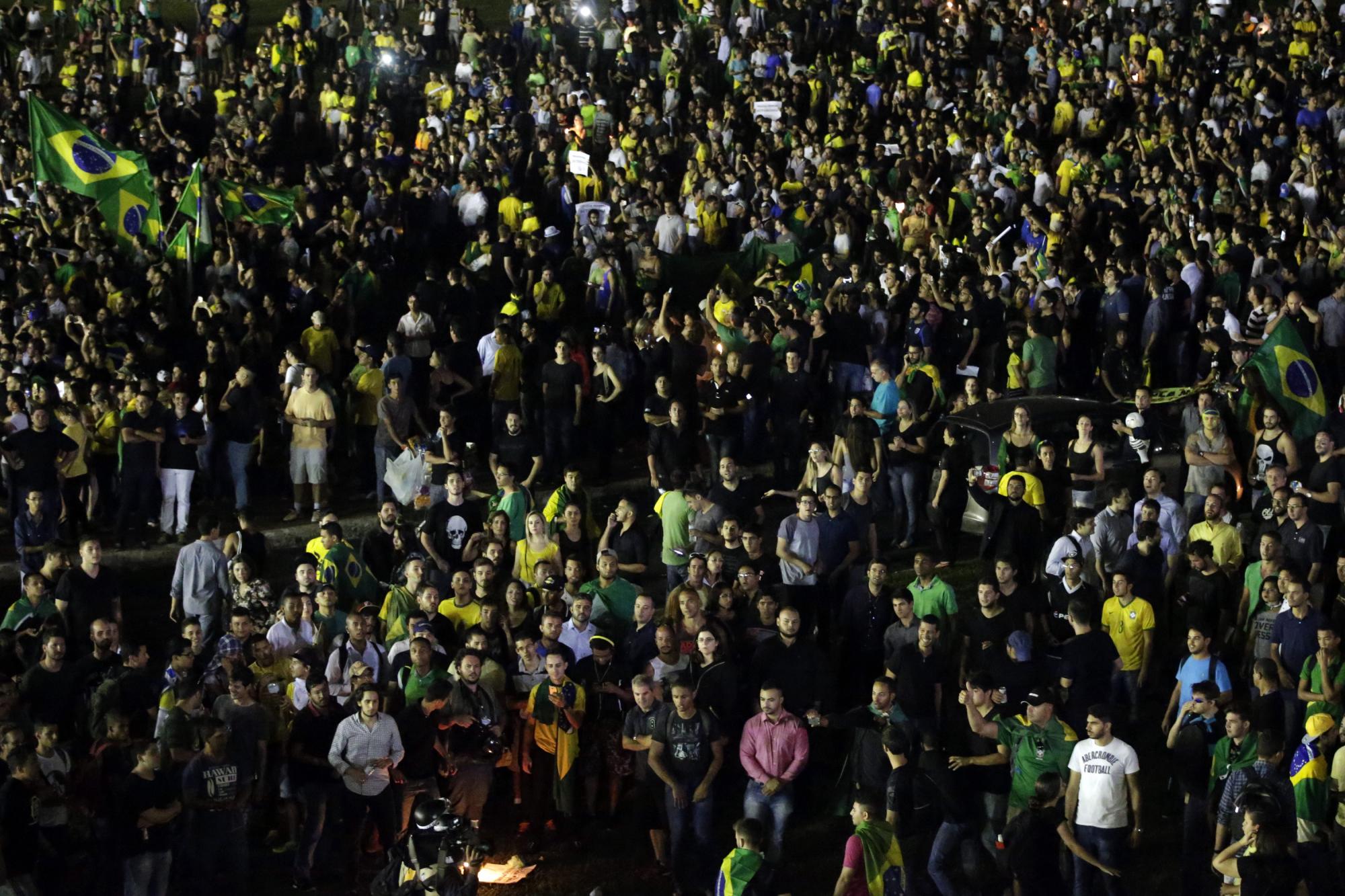 Manifestantes protestan contra el gobierno frente el Congreso Nacional. 