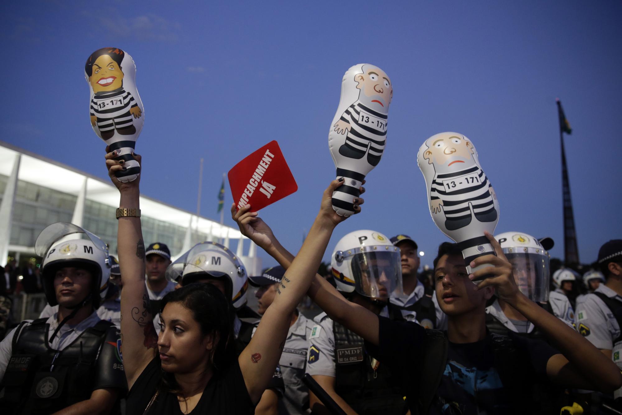 Manifestantes protestan contra el gobierno frente el Congreso Nacional mostrando su rechazo al Gobierno de Dilma Rousseff.