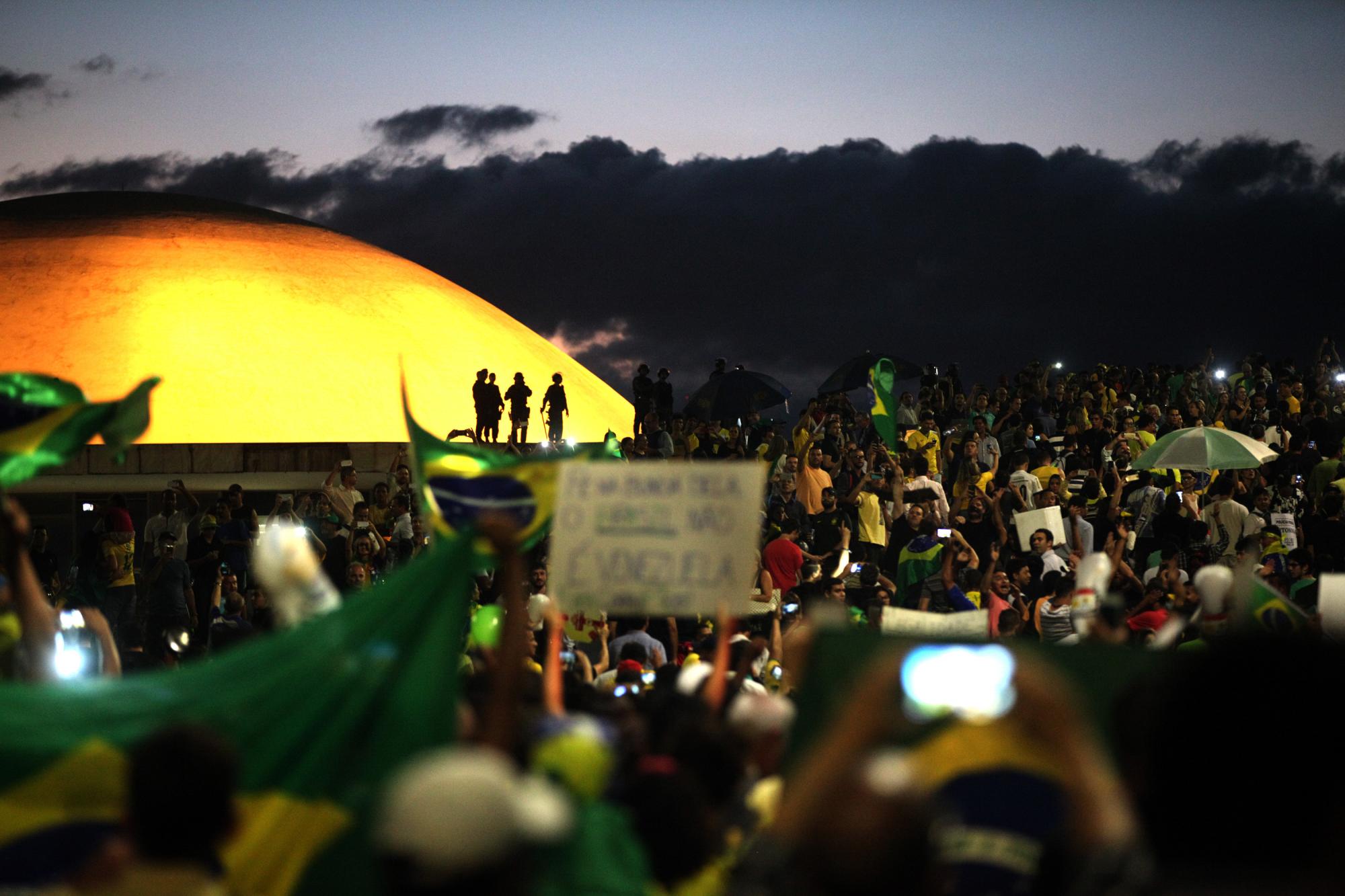 Cientos de brasileños se concentraron hoy en diferentes ciudades de Brasil para exigir la renuncia de la presidenta Dilma Rousseff y expresar su rechazo al nuevo ministro de la Presidencia, el exmandatario Luiz Inácio Lula da Silva. 