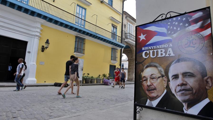 Cuba planea quitar penalización a dólar en respuesta a EEUU