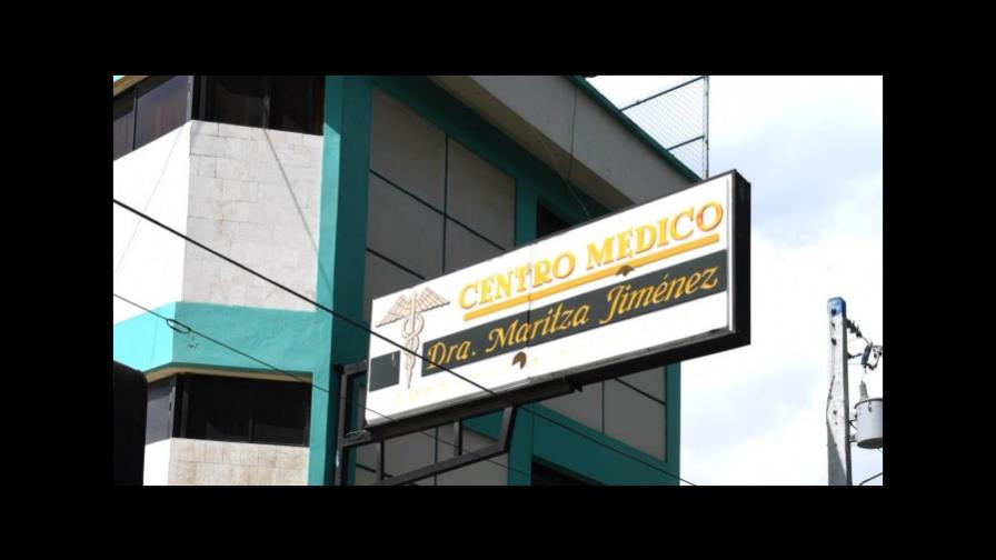 Fiscalía emite orden arresto contra cirujano que habría operado a joven que falleció