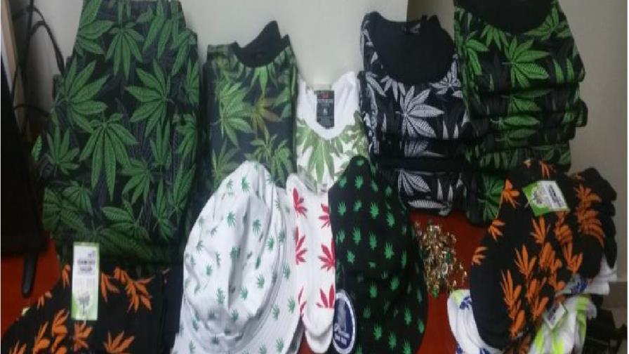 Decomisan ropas alusivas a las drogas en tienda de Santo Domingo Este Decomisan ropas alusivas a las drogas en tienda de Santo Domingo Este