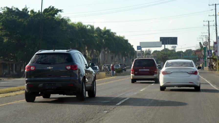 Cientos de vehículos circulan sin placas en calles de Santiago 